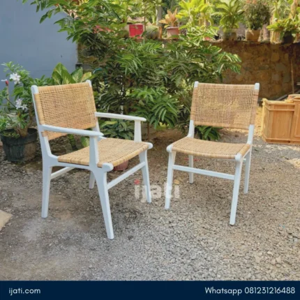 Kursi Makan Minimalis Putih Kombinasi Rotan