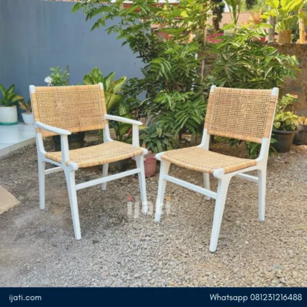 Kursi Makan Minimalis Putih Kombinasi Rotan
