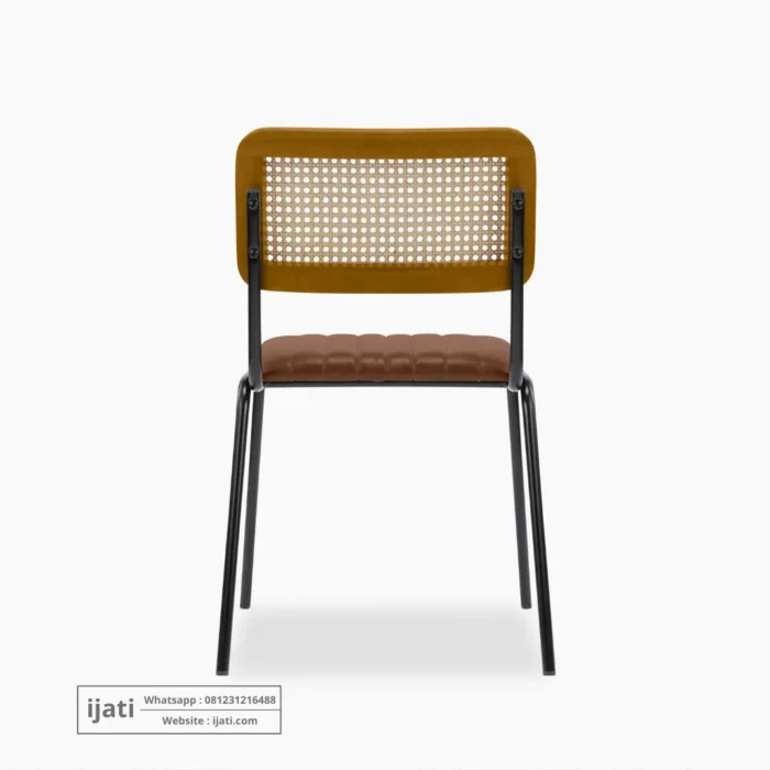 Kursi Cafe Industrial Kombinasi Besi dan Sandaran Rotan