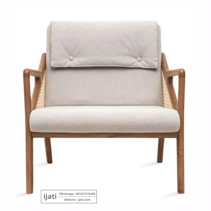 Armchair Mid-Century Modern Kayu Jati dengan Aksen Rotan