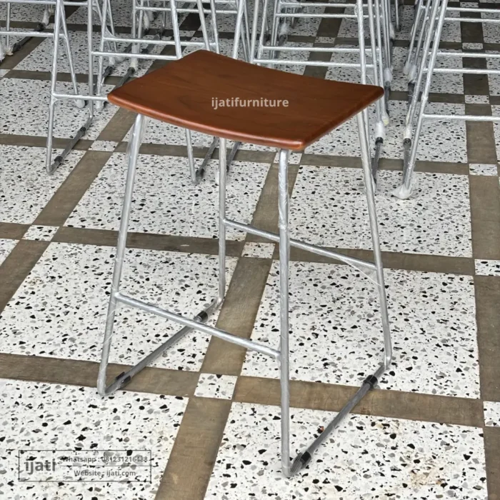 Kursi Bar Industrial Rangka Besi Dudukan Kayu Solid